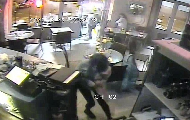 Появилось видео расстрела людей в ресторане Парижа
