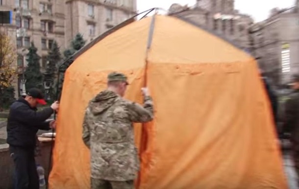 На Майдане установили первую палатку 