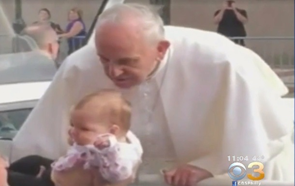 После поцелуя Папы Риского ребенок пошел на поправку 