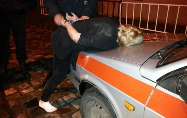 Во Львове пьяные женщины подрались с полицией