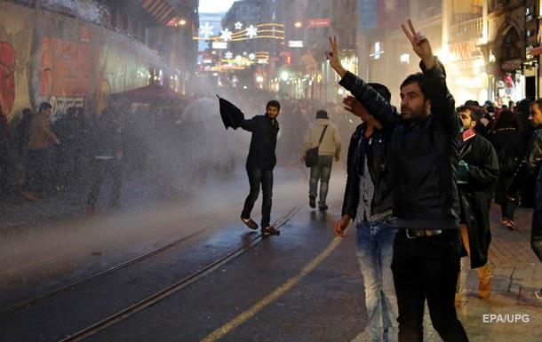 В Стамбуле применили водометы против протестующих