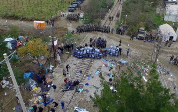 Мигранты подрались с македонской полицией