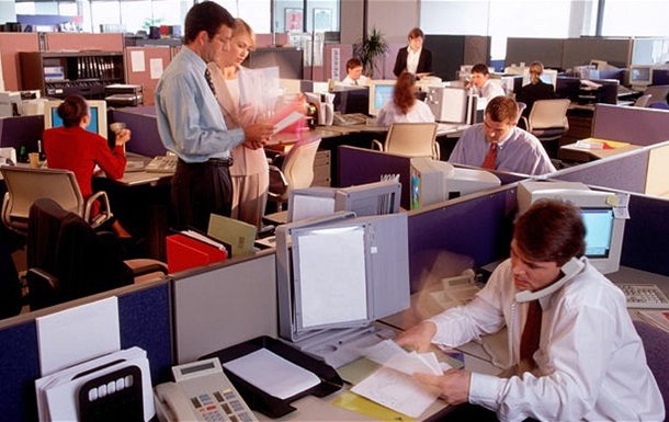 Психологи пояснили, чому в офісі треба сидіти якнайдалі від начальника