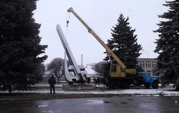 В Лозовой демонтировали 15-метровый герб СССР