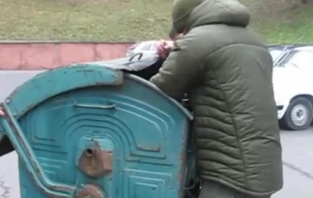 В Ровно чиновника бросили в мусорный бак