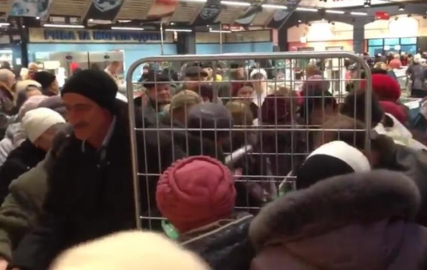 Киевляне устроили давку из-за рыбы в супермаркете