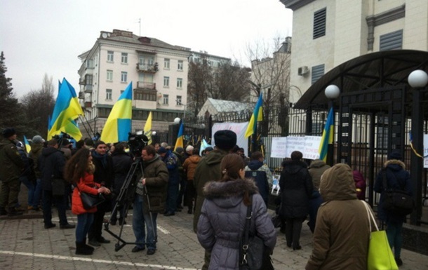 Татары пикетируют посольство РФ в Киеве