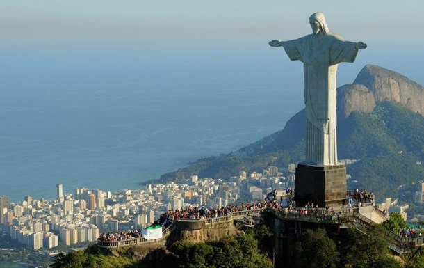 Российские руферы забрались на статую Христа в Бразилии