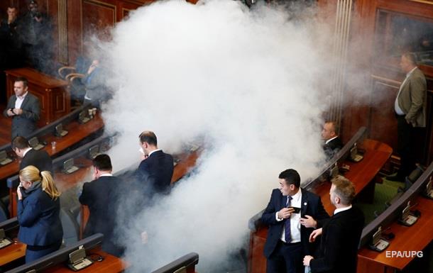 В парламенте Косово снова распылили газ