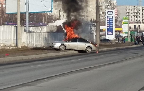 В Харькове на ходу загорелся автомобиль