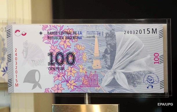 Курс аргентинского песо к доллару обрушился почти вдвое