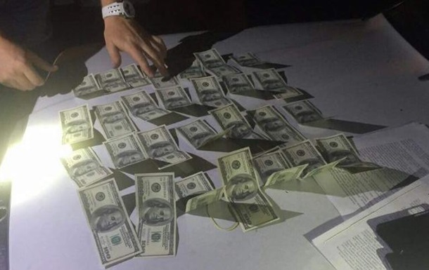 На Київщині податківець і поліцейський  погоріли  на хабарі у $50 тисяч