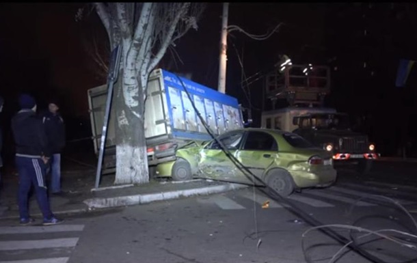В Мариуполе военный грузовик влетел в легковушку