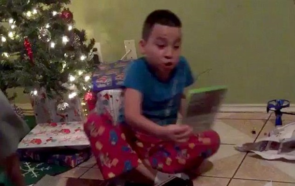Видео недовольного подарком мальчика стало хитом