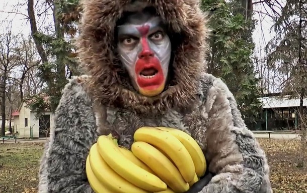 Директор Одесского зоопарка снялся в роли обезьяны в новогоднем видео