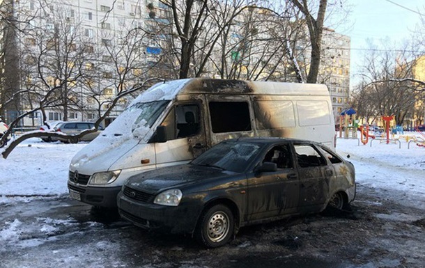 У Харкові вночі згоріли мікроавтобус та автомобіль