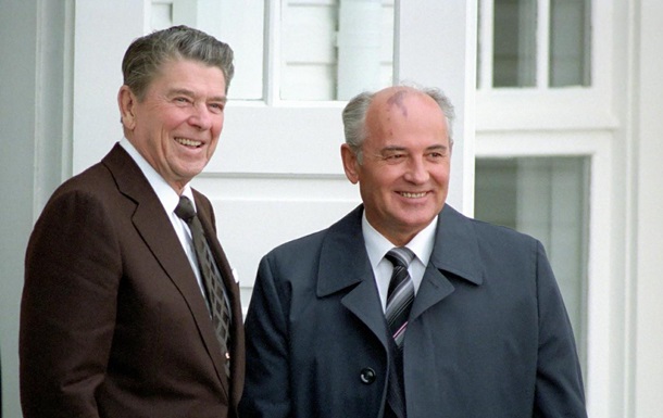 Рейган готовился к встрече с Горбачевым по шпионскому роману