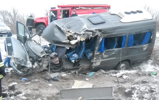 Под Кировоградом столкнулись два автобуса: пострадали 10 человек