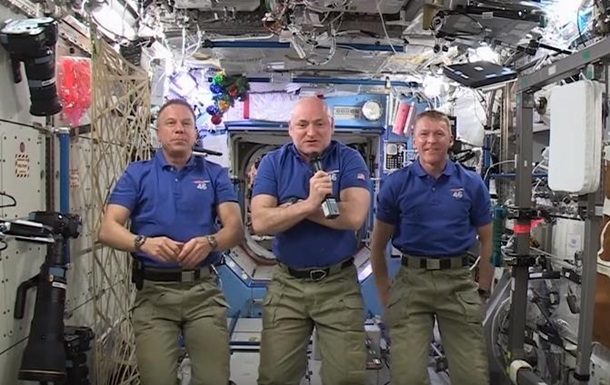 Астронавты МКС поздравили землян с Новым годом