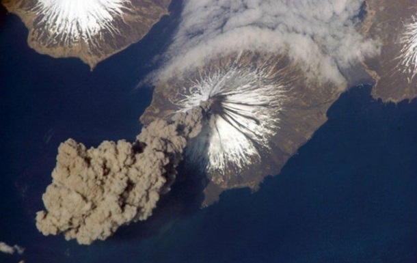 Вулкан на Камчатці викинув багатокілометровий стовп попелу