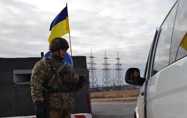 На пунктах пропуска в Донбассе почти тысячные очереди