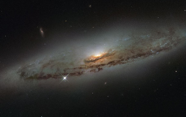 Hubble зняв галактику з гігантською чорною дірою
