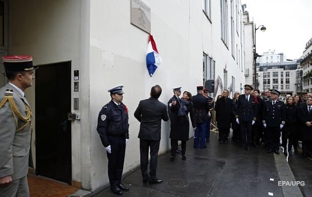 На мемориальной табличке Charlie Hebdo в Париже нашли опечатку