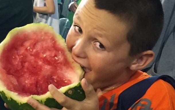 Хит сети Австралии: мальчик съел арбуз с кожурой