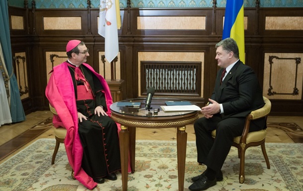 Порошенко с послом Ватикана обсудил приезд Папы Римского в Украину