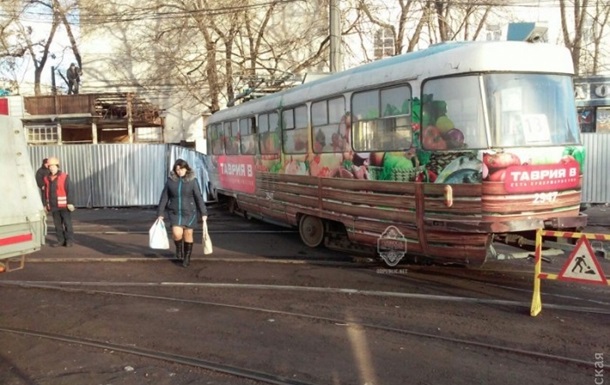 В Одесі трамвай, який зійшов з рейок, задавив пішохода
