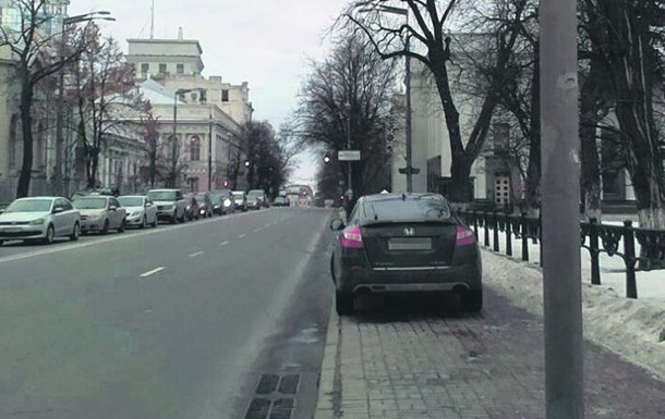 Советник главы МВД заблокировал движение по тротуару у Рады - СМИ