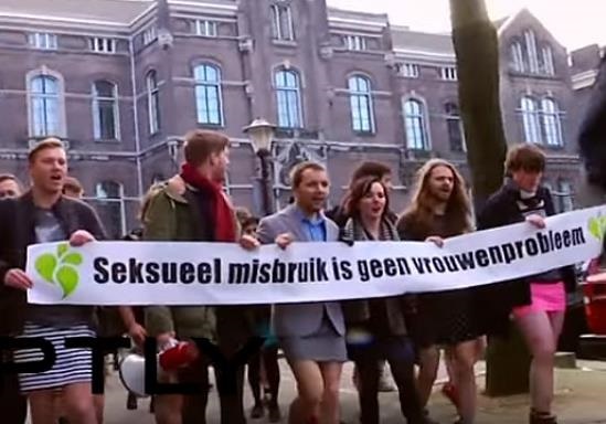 Голландцы вышли на площадь в мини-юбках – женщины польщены