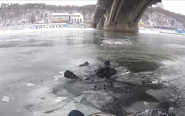 В Киеве два человека упали в Днепр с разных мостов