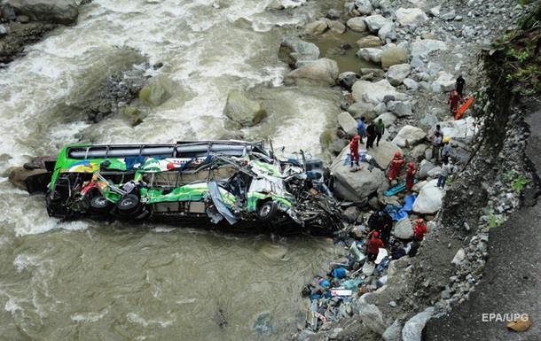 В Перу в результате падения автобуса с обрыва погибли 16 человек