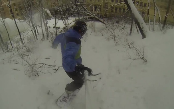 Сноубордист покатався наввипередки з київським фунікулером