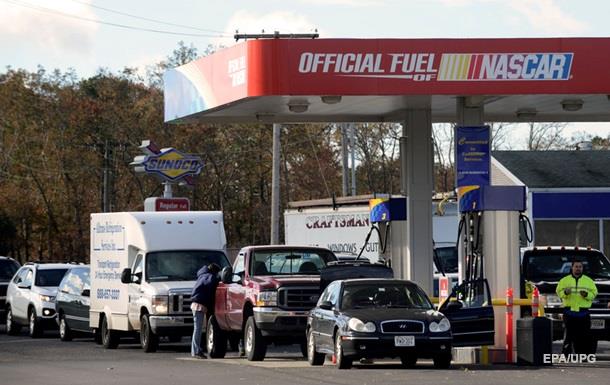 В США цена бензина впервые за десять лет упала ниже доллара