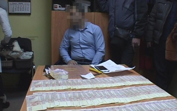 В Днепропетровске задержали четырех таможенников за взятки