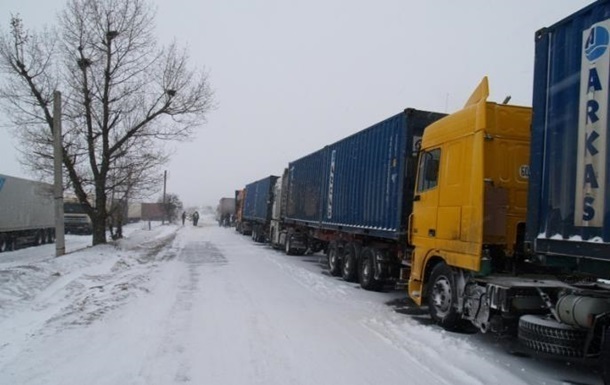 На Кировоградщине на трассе застряли десятки фур