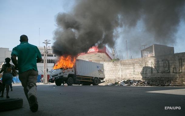 На Гаити полиция применила слезоточивый газ против митингующих