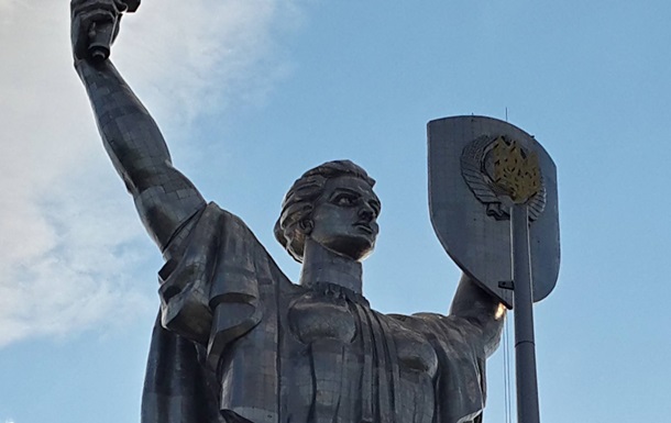 Со статуи Родины-матери уберут герб СССР