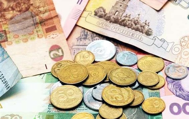 Зарплата українців зменшилась утричі