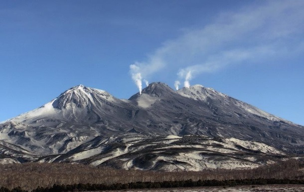 Вулкан на Камчатке выбросил столб пепла на восемь километров