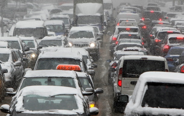 Снігопад у Києві: місто паралізували пробки