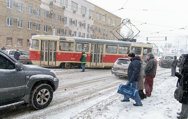 У Києві через снігопад трамвай зійшов з рейок