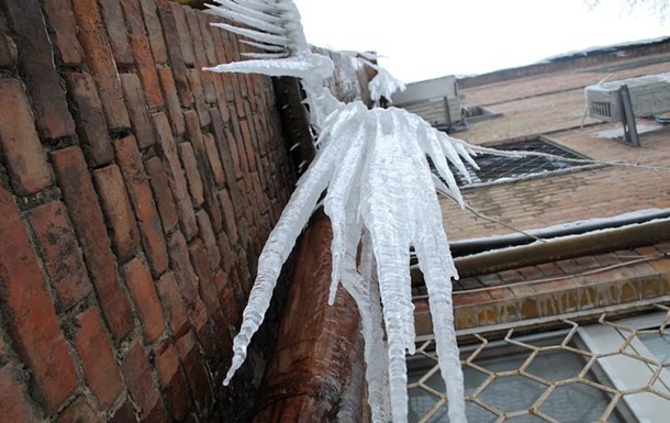 В Полтаве льдиной с крыши убило женщину