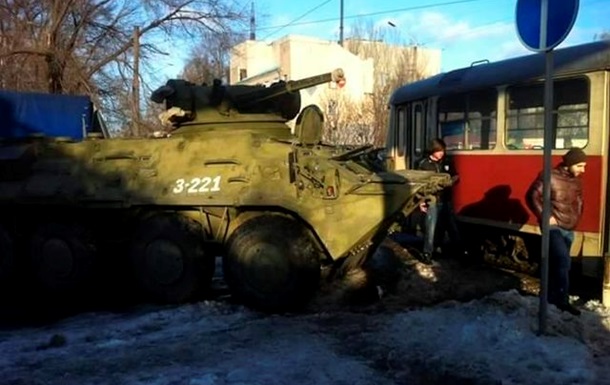 В Днепропетровске БТР врезался в трамвай