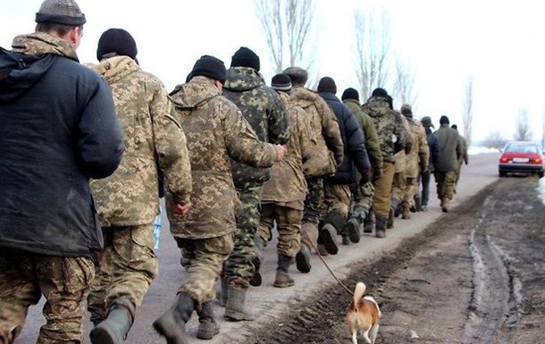 Голодные и немытые солдаты идут пешком из Широкого Лана в Николаев штурмовать во