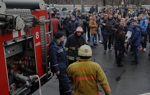  В Киеве из-за пожара в общежитии эвакуировали сто человек
