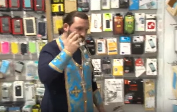 В грузинском магазине священник освятил iPhone
