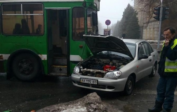 У Харкові тролейбус потрапив у ДТП: є постраждалі